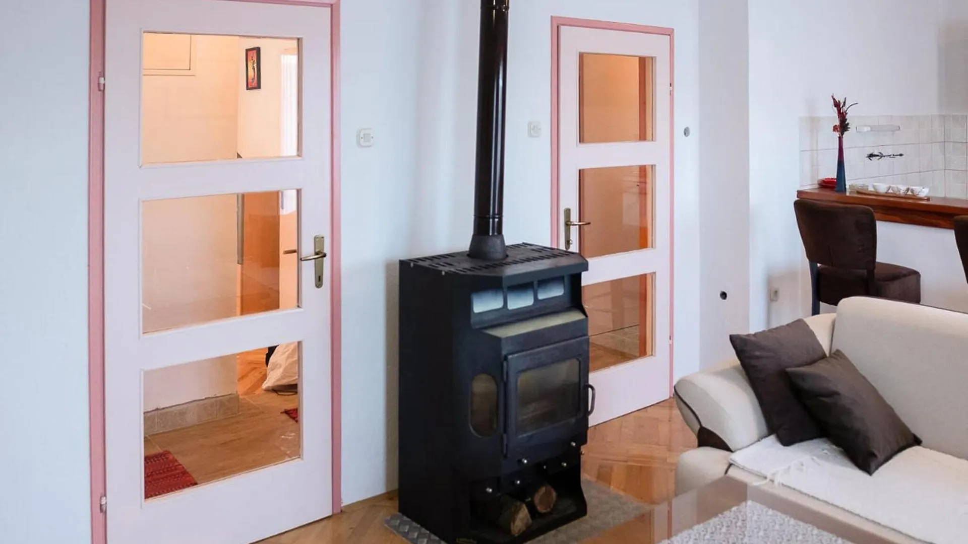 Cozy Apartment In Srb With Wifi